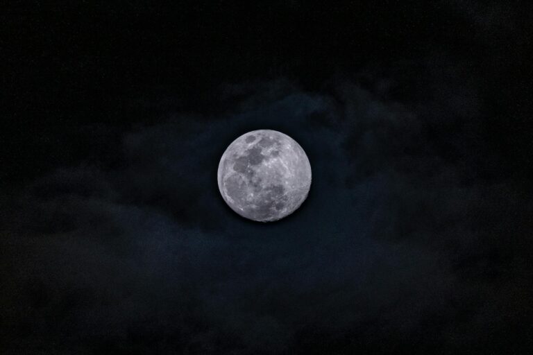 Księżyc w pełni na tle ciemnego, nocnego nieba